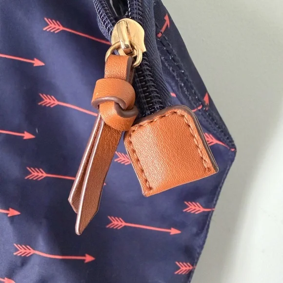 Stella & Dot Expandable Daytripper Bag, Navy with Red Arrows - Picture 4 of 7